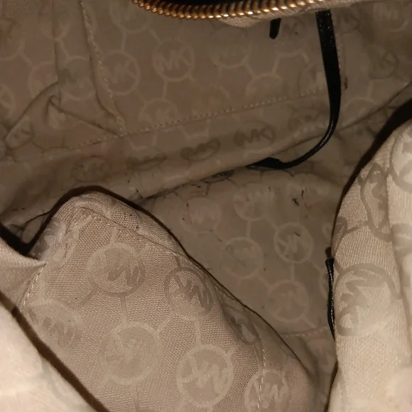 Michael Kors black w/gold hobo Bag Pre-Loved - Picture 8 of 9